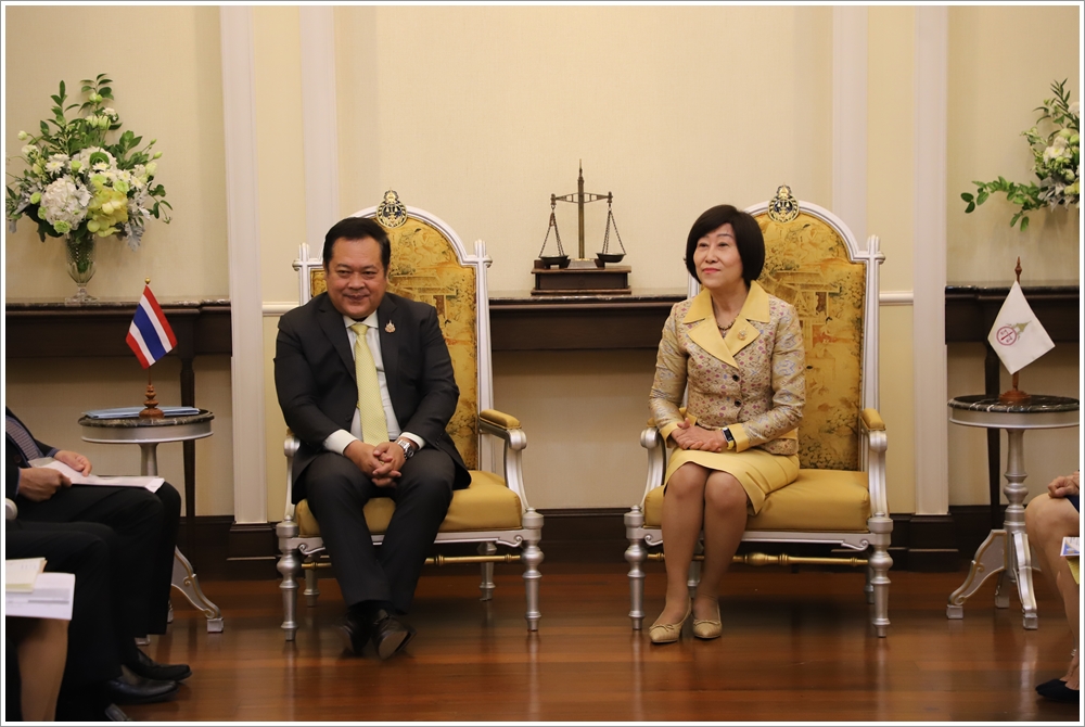 ﻿รัฐมนตรีว่าการกระทรวงยุติธรรม พร้อมด้วยผู้บริหารกระทรวงยุติธรรม ร่วมแสดงความยินดีแด่นางชนากานต์ ธีรเวชพลกุล ในโอกาสเข้ารับตำแหน่งประธานศาลฎีกา